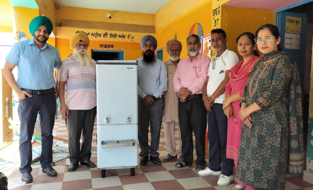 Donated a refrigerator to Mubarakpur Primary School.